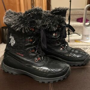 U.S. Polo Assn. Canyon Women’s Black Faux Fur Collar Winter Boots JTA4302 SIZE 9